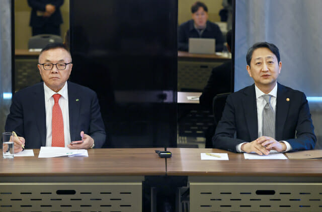 황주호 한국수력원자력 사장(왼쪽)과 안덕근 산업통상자원부 장관이 6일(현지시간) 체코 프라하 힐튼올드타운 호텔에서 기자들의 질문에 답하고 있다.(사진=산업통상자원부 공동취재단)