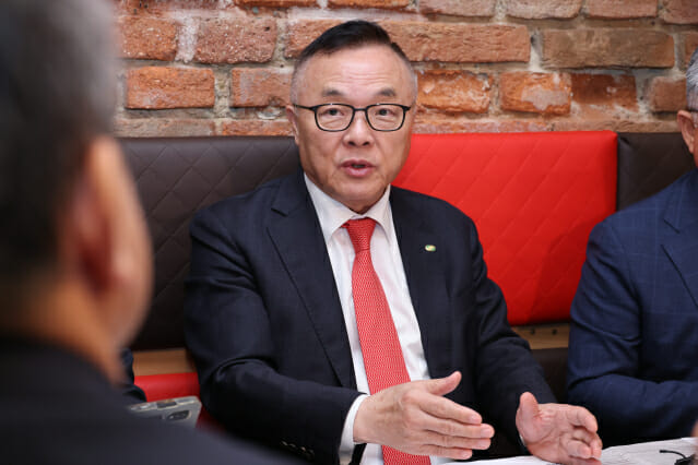 황주호 한국수력원자력 사장이 8일(현지시간) 체코 프라하 인근 식당에서 열린 기자회견에서 체코 원전 계약과 관련해 설명하고 있다.(사진=산업통상자원부 공동취재단)