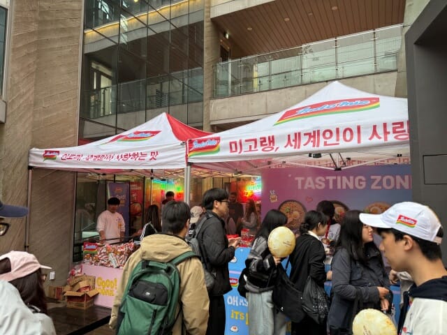 팝업스토어 관람객들이 입장을 기다리고 있다