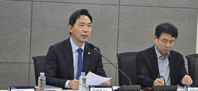 이정헌 더불어민주당 정보통신위원장(왼쪽)이 인사말을 하고 있다.