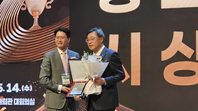IT서비스 공로대상을 수상한 박윤규 정보통신산업진흥원장(왼쪽)(사진=남혁우 기자)