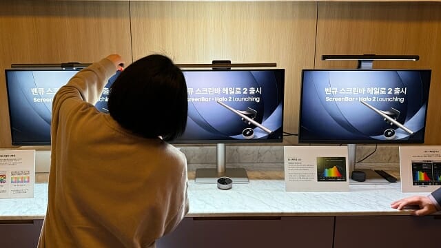 스크린바 헤일로2(중앙)과 타사 제품 색 균일도 비교. (사진=지디넷코리아)