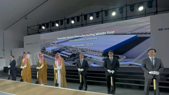 (왼쪽부터) 박원균 HMMME 법인장 상무, 아흐메드 알리 알수베이(Ahmed Ali Al-Subaey) HMMME 이사회 의장, 야지드 알후미에드(Yazeed A. Al-Humied) 사우디아라비아 국부펀드 부총재, 반다르 이브라힘 알코라예프(Bandar Ibrahim Al-Khorayef) 산업광물자원부 장관, 장재훈 현대차그룹 부회장, 문병준 주사우디아라비아 대한민국 대사 대리, 이한우 현대건설 대표이사 부사장이 현대차 사우디 생산법인(HMMME) 착공식에서 기념사진을 촬영하고 있다.