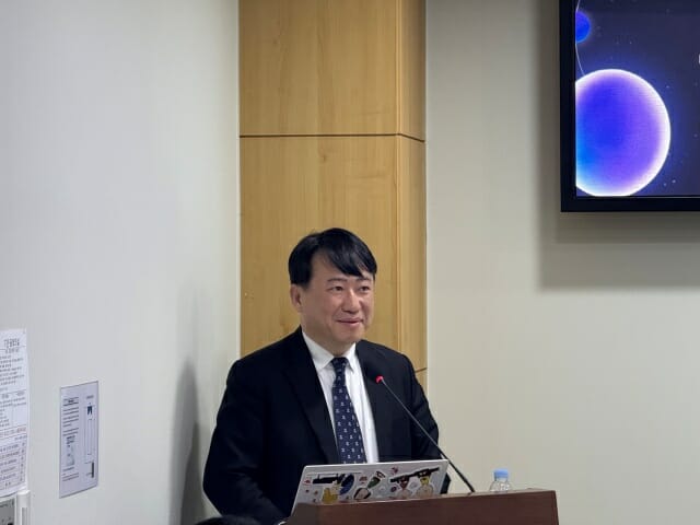 전성민 교수가 발제하고 있는 모습