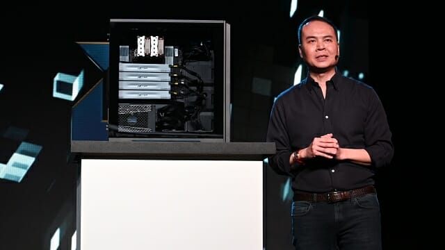스레드리퍼 9000·라데온 AI 프로 R9700 탑재 워크스테이션을 설명하는 잭 후인 AMD 수석부사장. (사진=지디넷코리아)
