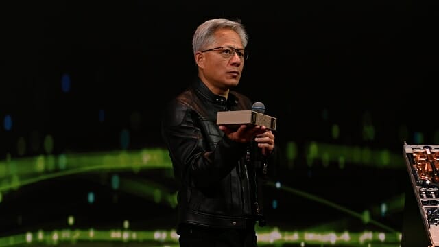 올 하반기 출시할 DGX 스파크를 설명하는 젠슨 황 CEO. (사진=지디넷코리아)