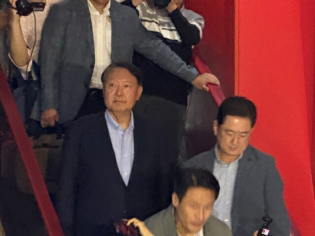 윤석열, 영화 '부정선거' 감상...취재진 질문엔 '침묵'