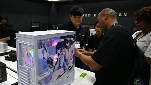 한미마이크로닉스 케이스 시제품을 확인하는 해외 바이어. (사진=지디넷코리아)