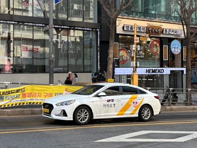 서울 시내를 주행하고 있는 카카오 가맹 택시