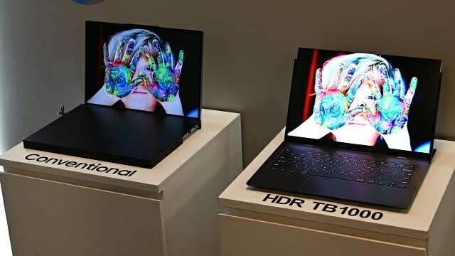 기존 OLED 디스플레이와 UT 원 비교. 최대 밝기를 1천 니트까지 높였다. (사진=지디넷코리아)