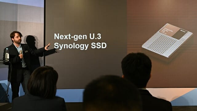 PAS7700에는 시놀로지가 자체 공급하는 기업용 U.3 SSD를 최대 48개 탑재할 수 있다. (사진=지디넷코리아)