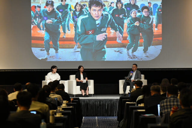 넷플릭스 강연. 왼쪽부터 최수연 Senior Localization Producer, 신지희 Localization Producer, 백영재 APAC Globalization Director