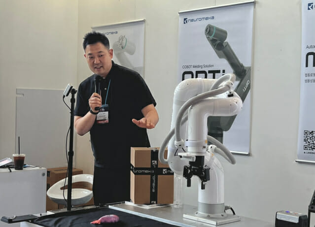 최인용 뉴로메카 팀장이 협동로봇 충돌회피 기능을 소개하고 있다. (사진=지디넷코리아 신영빈 기자)