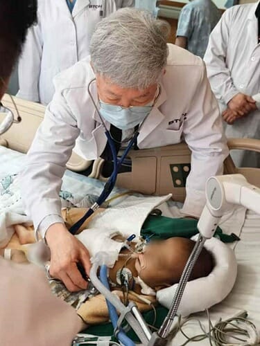 이승규 석좌교수가 중국 칭화대 부속 창궁병원에서 생체 간이식을 받은 환아의 상태를 살펴보고 있다(제공=서울아산병원 )