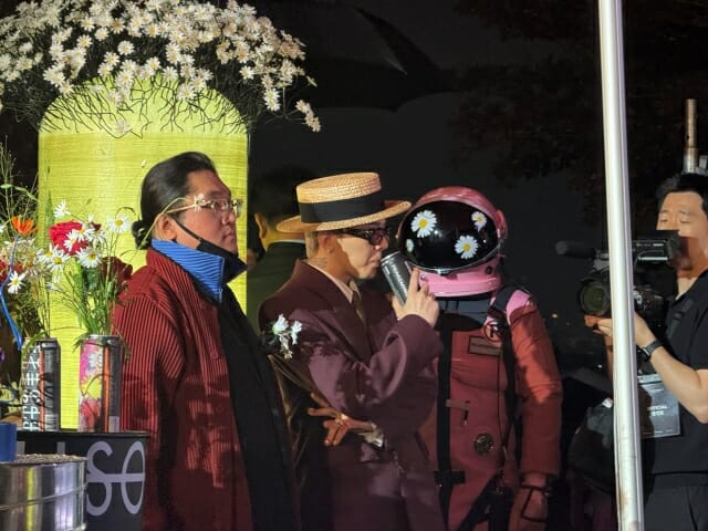 지드래곤이 신제품 하이볼을 마시고 있는 모습