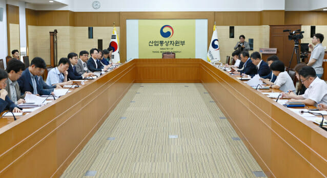 여한구 통상교섭본부장이 16일 ‘대미 협상 TF’ 발족식 이후 간담회를 주재하고 있다.