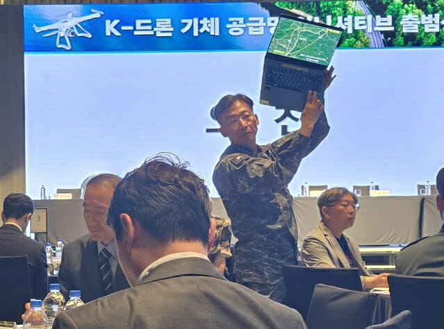 이국종 국군대전병원장이 17일 K-드론 기체 공급망 이니셔티브 출범식에서 혈액 드론 수송의 문제를 제기했다.