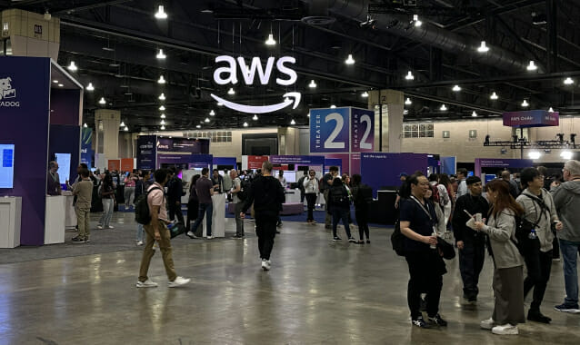 AWS 리인포스 2025 행사 엑스포 전경.