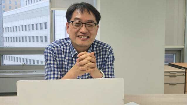 김창오 PM이 IITP 서울사무실에서 지디넷코리아와 인터뷰를 하고 있다. 그는 민간기업에서 25년간 보안 전문가로 일하다 정보보안PM이 됐다. 글로벌 표준활동에도 적극 참여하고 있다.