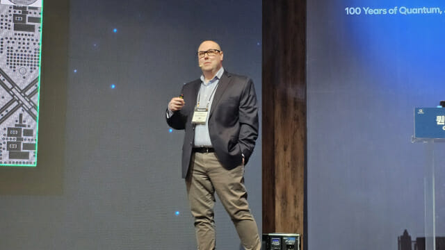 키노트 강연에서 발표 중인 AWS양자 네트워킹 센터 수석 과학자인 오스카 페인터 교수 (사진=남혁우 기자)