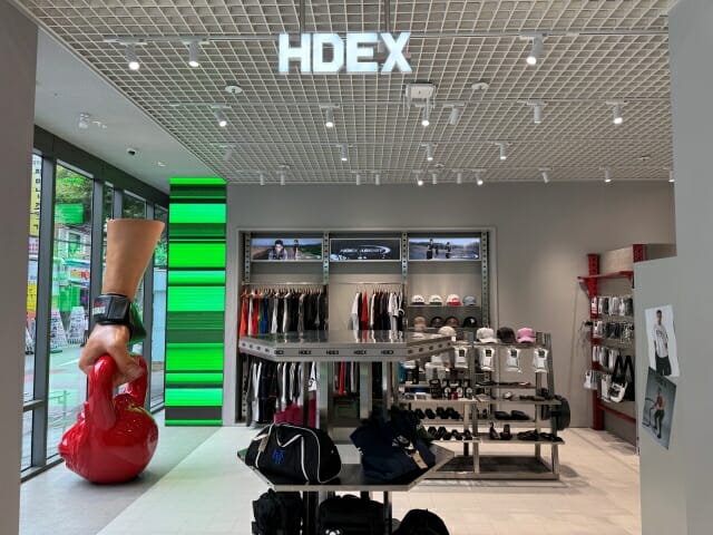 매장 1층에 전시된 에이치덱스 의류들