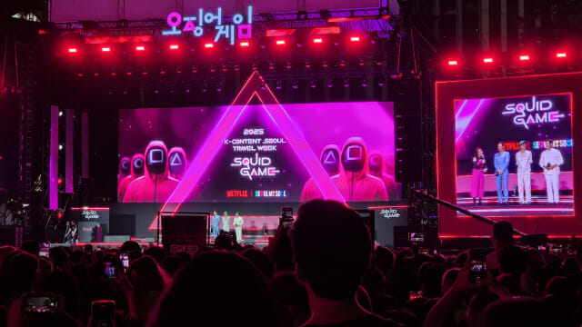 오징어 게임3 주역 배우 이정재, 이병헌과 황동혁 감독이 무대에 올랐다.