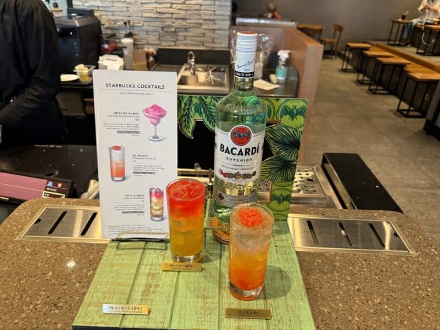 스타벅스 매장에서 판매하고 있는 칵테일