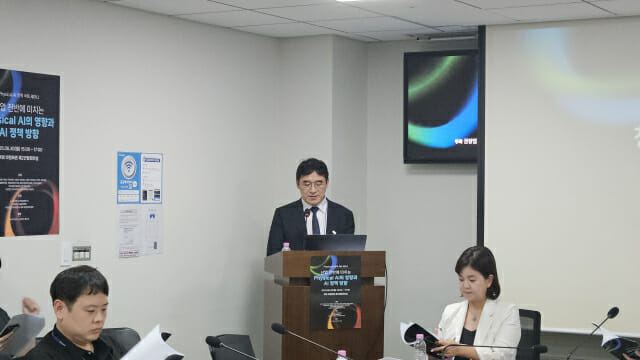 유태준 마음AI 대표가 한국피지컬AI협회 창립 취지문을 낭독하고 있다. (사진=한정호 기자)
