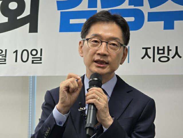 김경수 지방시대위원장이 10일 취임식 후 기자 질문에 답변하고 있다.