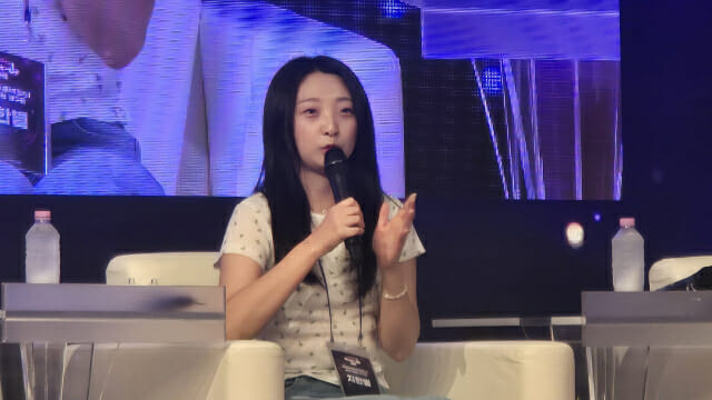 패널로 참석한 지한별 토스 보안연구원이 이야기를 하고 있다.