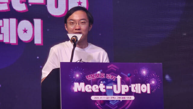 , 데프콘 2위 경력의 제이니 장이 초청강연을 하고 있다.