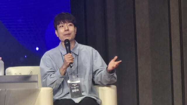 패널로 참석한 김한수 해킹 크리에이터가 이야기를 하고 있다.