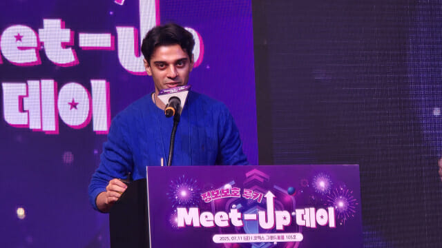 국제 CTF 대회 1위 경력의 라즈바르단 아가르마가 초청강연을 하고 있다.