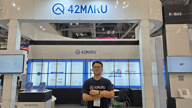 포티투마루는 부산 벡스코에서 15~17일 열리는 ‘K-ICT WEEK in BUSAN 2025’에 부스를 마련, 자사 제품을 소개했다. 김동환 대표가 15일 자사 부스 앞에서 포즈를 취했다.