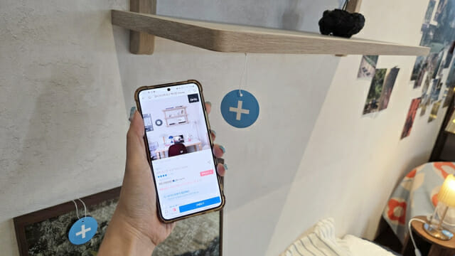 오늘의집 쇼룸 3층 ‘크리에이터 아뜰리에’에 있는 플러스 태그 QR코드를 촬영하면 제품 상세 페이지로 이동한다.