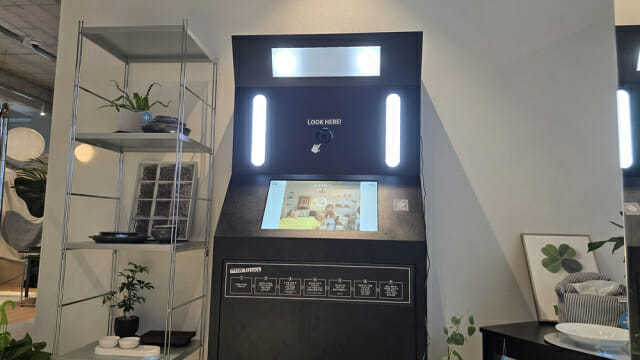 오늘의집 쇼룸 3층 ‘크리에이터 아뜰리에’에 비치된 네컷 촬영 기계.