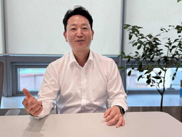 웰컴저축은행 권영관 AICT본부장이 인터뷰에서 답변하고 있다.