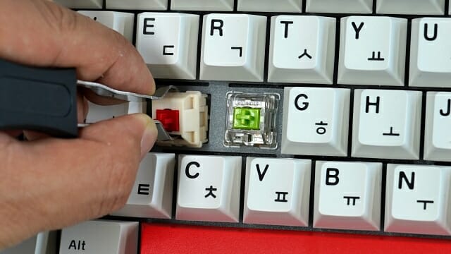 취향에 맞게 5핀 배열 키 스위치를 자유롭게 교체할 수 있다. (사진=지디넷코리아)