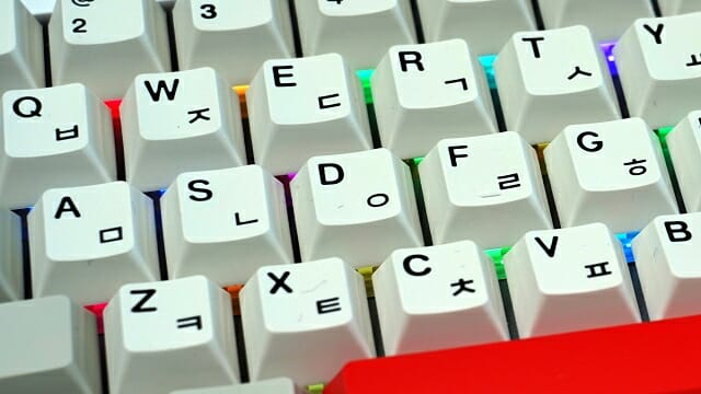 키캡은 플라스틱 키를 짜맞춘 이중 사출 구조를 적용했다. (사진=지디넷코리아)