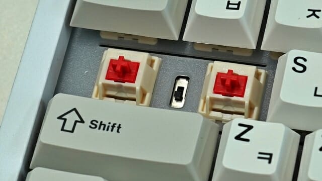 무선 온/오프 스위치는 캡스록 키를 빼야 찾을 수 있다. (사진=지디넷코리아)