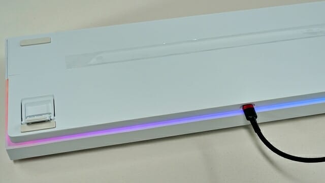 유선 연결용 USB-C 단자는 정 중앙에 배치했다. 키보드 아래에도 LED 조명이 있다. (사진=지디넷코리아)