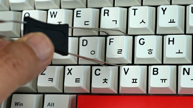 기본 제공 핀셋으로 키캡과 키 스위치를 쉽게 들어낼 수 있다. (사진=지디넷코리아)