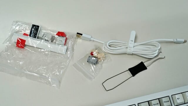 키캡과 핀셋, USB 케이블 등 기본 제공 부품들. (사진=지디넷코리아)