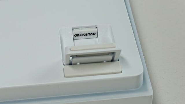 2.4GHz USB-A 수신기는 키보드 왼쪽 지지대 아래 들어있다. (사진=지디넷코리아)