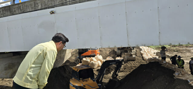김성환 환경부 장관이 22일 삽교천 제방유실 피해현장을 찾아 복구작업을 하고 있는 관계자들에게 격려의 말씀과 함께 인사를 하고 있다.