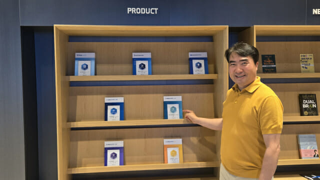 박천오 대표가 마곡 사옥 1층에 전시된 자사 제품을 설명하고 있다.