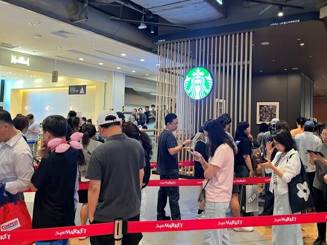 경기도 용인시의 스타필드마켓 죽전점을 찾은 인파