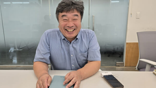 지디넷코리아와 인터뷰에서 채 대표가 활짝 웃고 있다.