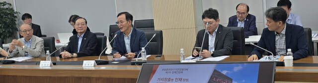 전출협 제2차 정책간담회 패널토론. 토론은 윤석진 전KIST 원장(중앙)을 좌장으로 진행됐다.