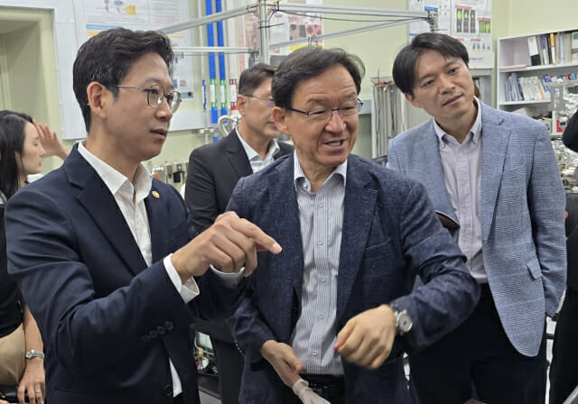 배경훈 장관(왼쪽)이 이용호 단장으로부터 20큐비트 양자컴퓨팅 시연 화면에 대한 설명을 듣고 있다.